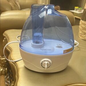 AquaOasis Blue and White Humidifier